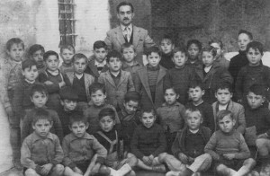 D. Víctor Haro Torres con sus alumnos (ca. 1950)