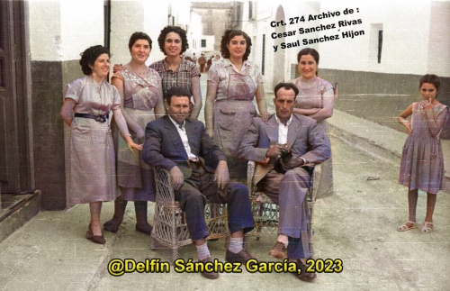 Grupo de amigos con una niña pensativa en la calle Mayor (1957)