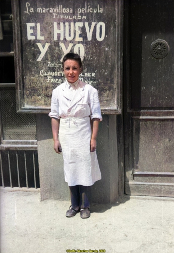 Camarero y cartel de cine (1956)