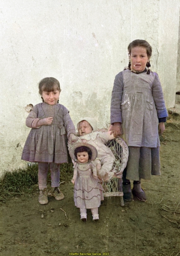 Niñas con sus muñecas (1956)
