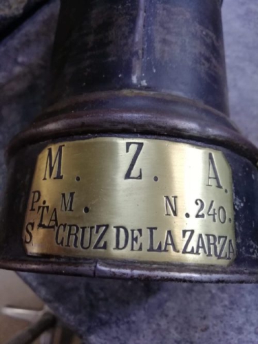 Quinqué del Jefe de Estación de Santa Cruz, con placa identificativa de la M.Z.A. (Compañía de Ferocarriles de Madrid a Zaragoza y Alicante) y puesto de Santa Cruz de la Zarza,