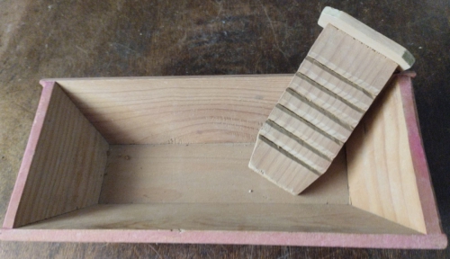 Artesa de madera y tabla de fregar