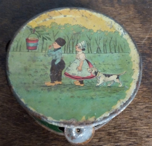 Pandereta de lata pintada