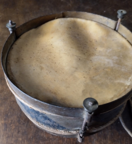 Tambor de lata con parche de piel