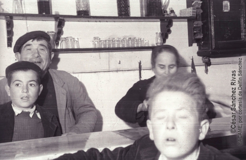 1953 Nochevieja -Bar-el-Sotano-el-niA±o-Guille-Miguel-Serrano-y-Paca