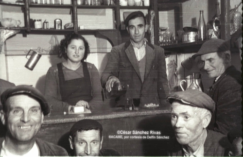 1953 Paz-y-Vicente-en-su-taberna-de-los-caA±os
