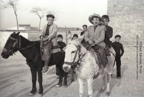 1954-Chavales-a-caballo-en-la-nedicion-por-San-Anton.-Con-boina-Enrique-del-Rey