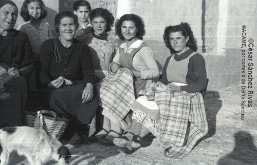 1954-Cosiendo-y-charlando-al-sol-de-enero.-Juana-la-Generala-y-Pilar