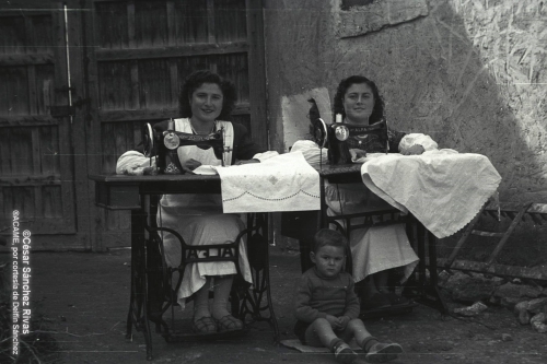 1954-Costureras-con-maquinas-Alfa