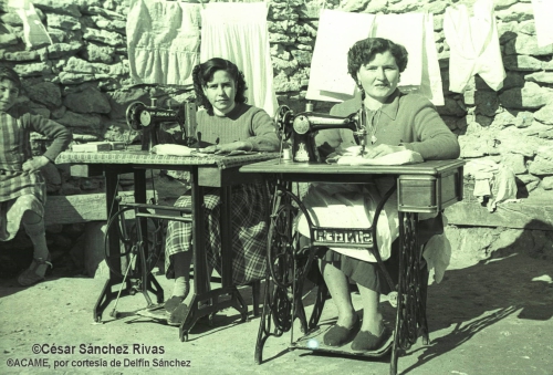 1954-Costureras-con-masquinas-Singer.-Patrocinio-Soria