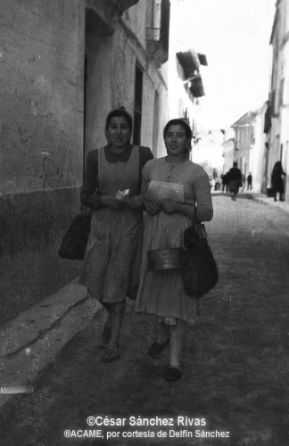 1954-De-compras.-Magdalena-y-Luci