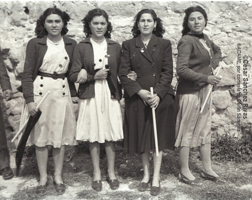 1954-Despues-de-la-procesion.-Maria-Valencia-Joaquina-Teresa-y-Julia.