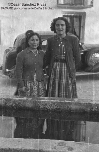 1954-En-la-fuente-y-plaza-de-Zarza-de-Tajo