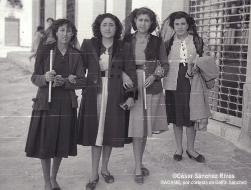 1954-Eugenia-Pili-Ascension-y-Marina-Jesus-yendo-a-la-procesion