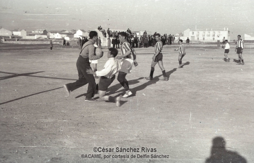 1954-Futbol-en-las-eras.-Algunos-jugaban-con-zapatillas-de-esparto