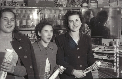 1954-Gloria-Rosa-y-Trini-en-la-tienda-de-Cesar-con-figurines-para-hacer-costura
