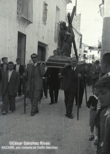 1954-Jueves-de-Semana-Santa-frente-a-la-casa-de-Silva.-Con-las-andas-Julio-Sanchez-y-Vicente-Caballero.