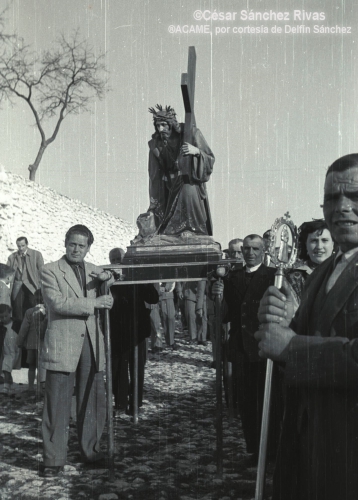 1954-Jueves-de-Semana-Santa.-Con-la-andas-Teudis-Vindel