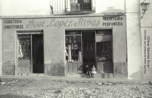 1954-La-tienda-de-Jose-Lopez-Rivas