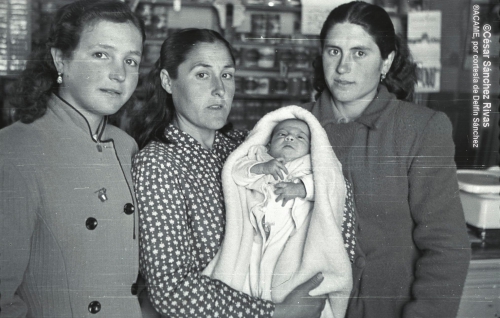 1954-Mujeres-con-bebe-en-la-tienda-de-Cesar