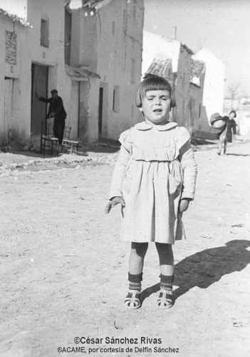 1954-Nina-en-la-calle-Llano