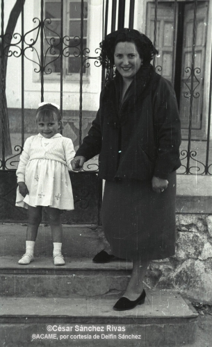 1954-Senora-con-nina-vergonzosa