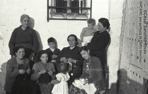 1954-Tarde-de-costura-y-solana.-Juliana-Benito-Angeliya-Asuncion-Rosario-Eugenia