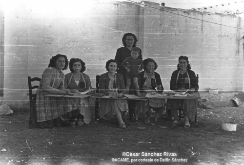 1954-Tarde-de-costura.-Eusebia-Maria-y-Aurora