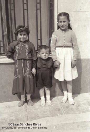 1954-Una-nazarena-y-dos-amigos